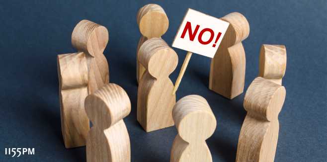 Quelle: istockphoto; Urheber: ndrii Yalanskyi; Bild: Person h&auml;lt ein NO-Plakat von Menschen umgeben; Nutzungsrechte erworben durch 1155PM consultants GmbH