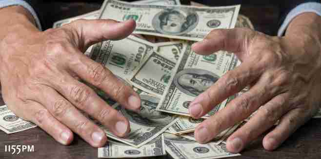 Quelle: istockphoto.xom; Urheber: cherrybeans; Bild: Man hands sweeping money,business concept. Nutzungsrechte erworben durch 1155PM consultants GmbH Quelle: istockphoto.xom; Urheber: cherrybeans; Bild: Man hands sweeping money,business concept. Nutzungsrechte erworben durch 1155PM consultants GmbH